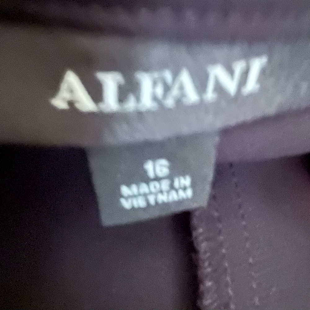 Alfani women’s black polyester dress pants size 16. They look like new pants.